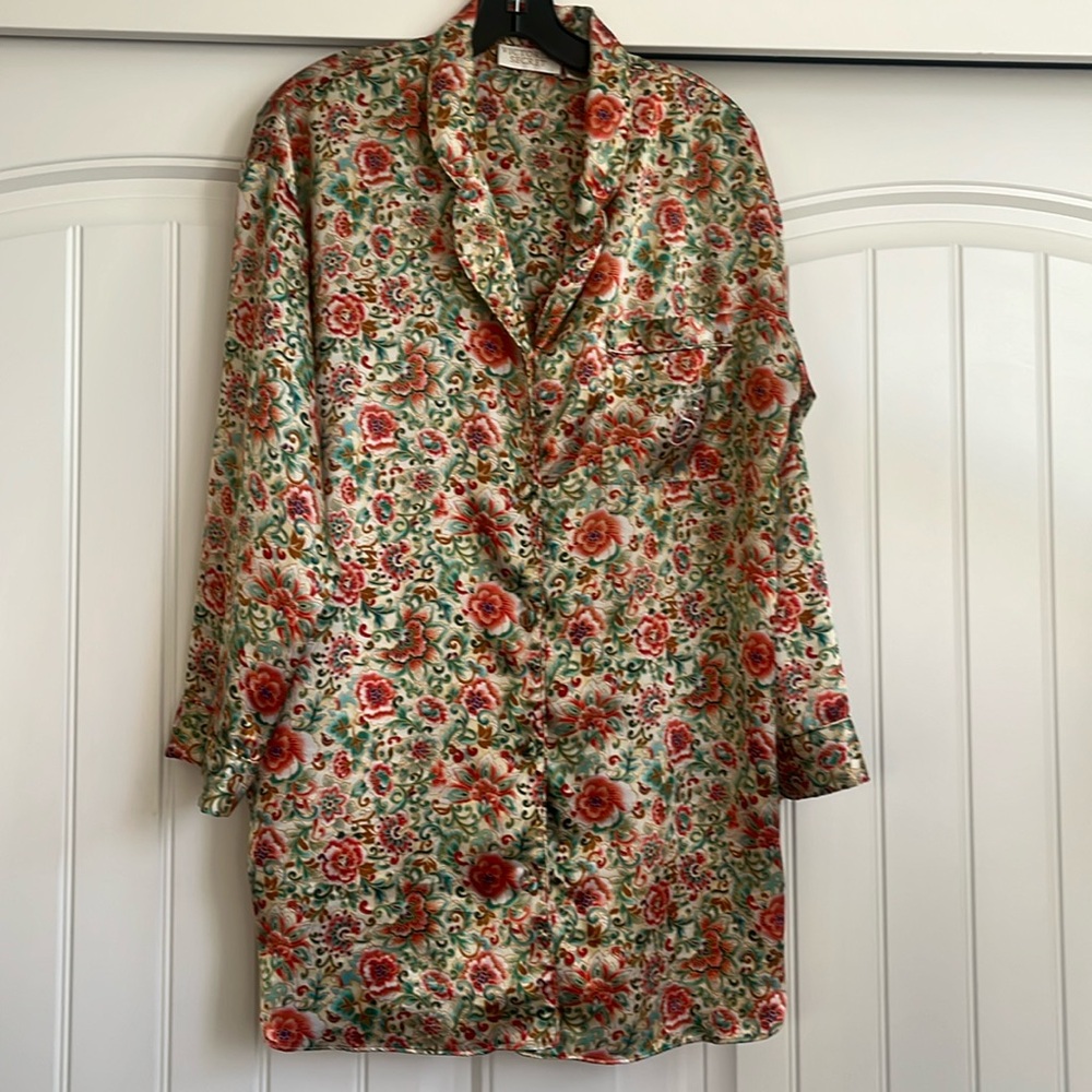 Victoria’s Secret Long Sleeve Sleepshirt-Size Medium